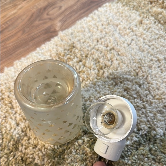 SCENTSY Plug In Glass with Etched Details NEW BULB NO BOX GUC - Picture 11 of 13